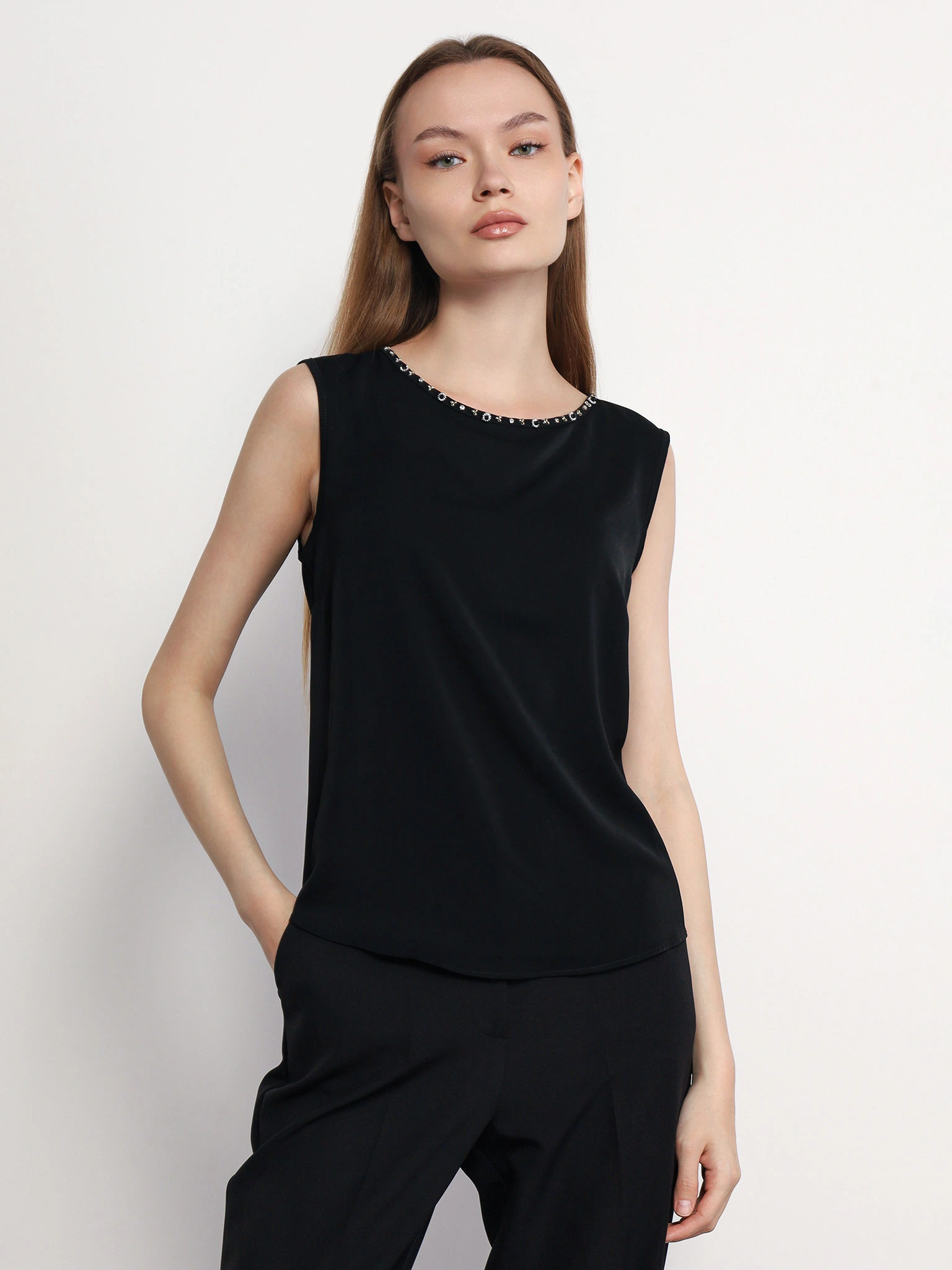 Блуза черного цвета с цепочкой-мониль